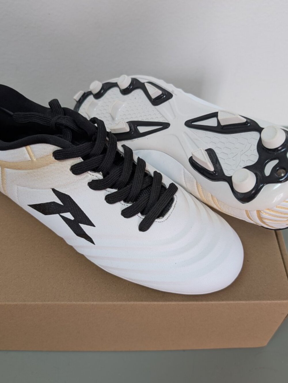 *New* Runic Unisex Ball Control Soccer Cleats - Size 7 - Picture 2 of 6